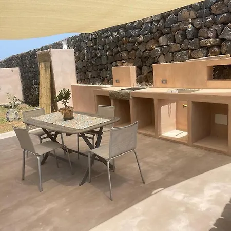 Holiday home Dammuso Elisir Rosa - Jacuzzi E Giardino Privati
